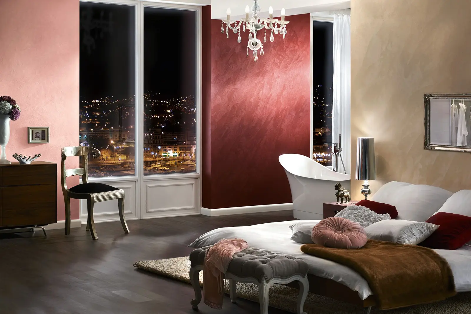 Schlafzimmer mit dunkelroter Akzentwand